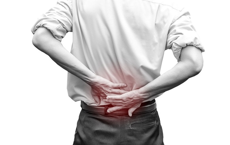Ngồi làm việc trong thời gian dài có thể gây đau lưng lan xuống mông và chân